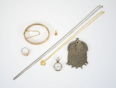 Set includes : 
- a small silver aumônière...