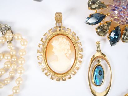 Costume jewelry set including: four necklaces,...