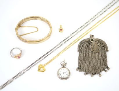 Set includes : 
- a small silver aumônière...
