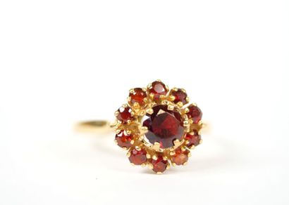 18K yellow gold daisy ring set with numerous...
