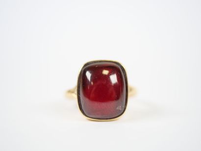 18K yellow gold ring set with a cabochon-set...