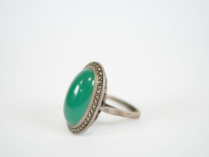 Silver ring set with cabochon-cut green verroterie...