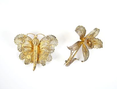 Two gilt silver filigree brooches featuring...