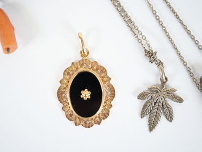 Costume jewelry set including: mounted agate...