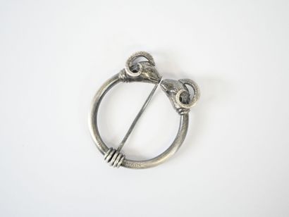 Ring brooch in silver, the ends decorated...