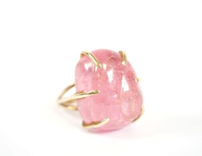 Important ring in 14K yellow gold set with...