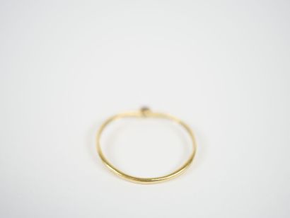 Fine 18K yellow gold ring set with a small...