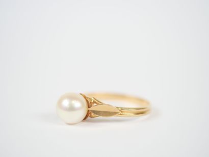 18K yellow gold ring centered with a cultured...