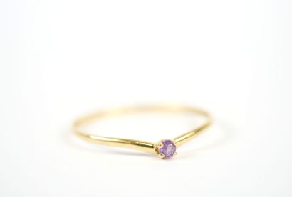 Fine 18K yellow gold ring set with a small...
