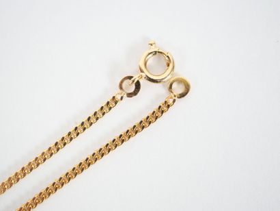Gold-plated metal lot including : 
- a gilt-metal...