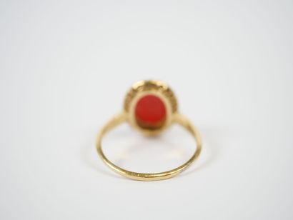 18K yellow gold ring centered on an oval...