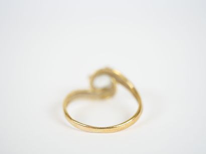 18K yellow gold ring with stylized scrolls...