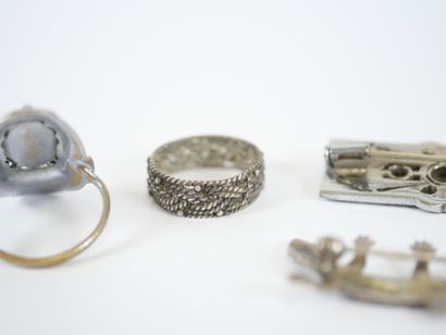 Set of silver or silver-plated metal jewelry...