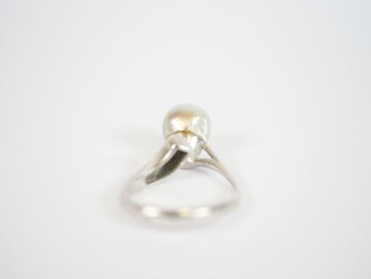 18K white gold open ring set with a gray...