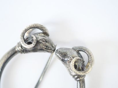 Ring brooch in silver, the ends decorated...