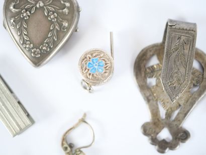 Silver or silver-plated metal jewelry or...
