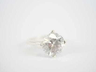 Set of two fancy rings including : 
- a silver...