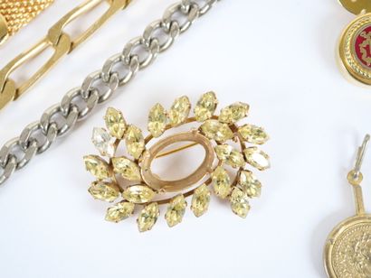 Set of costume jewelry in metal or gilded...
