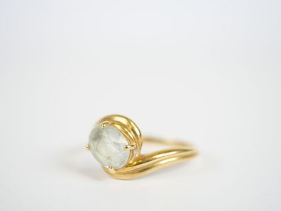 18K yellow gold ring with stylized scrolls...