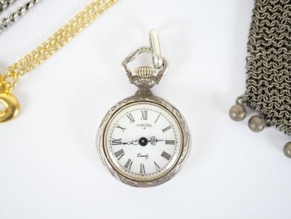 Set includes : 
- a small silver aumônière...