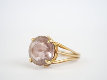 Important ring in 18K yellow gold featuring...
