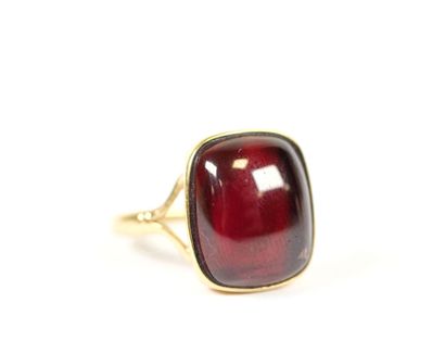 18K yellow gold ring set with a cabochon-set...