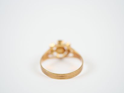 18K yellow gold ring with stylized flower...