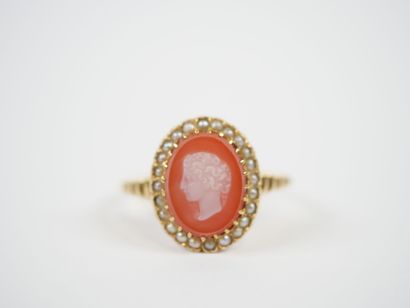 18K yellow gold ring centered on an oval...