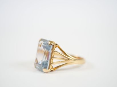 18K yellow gold ring centered with a large...