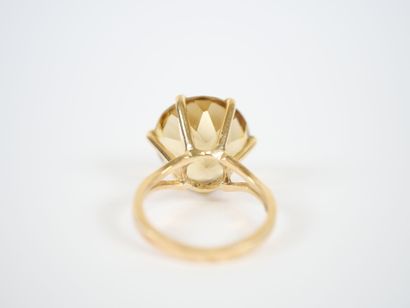 Important ring in 18K yellow gold centered...