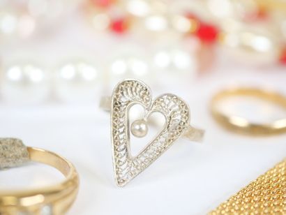 Set of costume jewelry in metal or gilded...