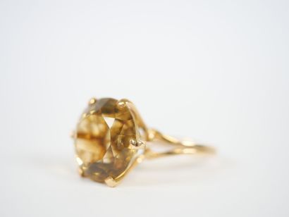 Important ring in 18K yellow gold centered...
