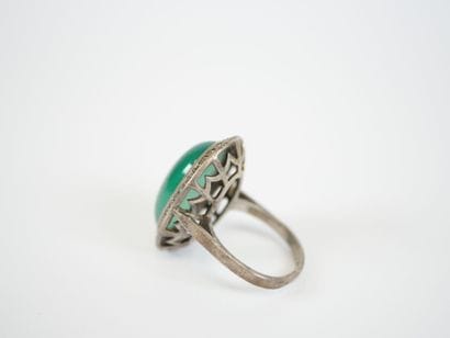 Silver ring set with cabochon-cut green verroterie...