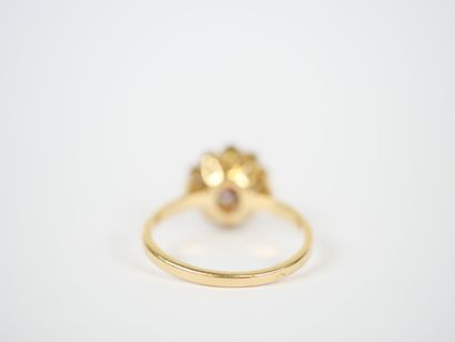 18K yellow gold daisy ring set with numerous...