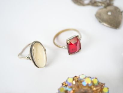 Costume jewelry set including :
- a necklace...