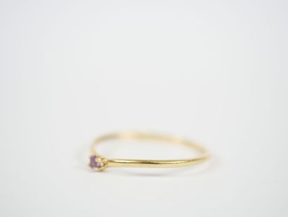 Fine 18K yellow gold ring set with a small...