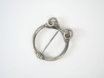 Ring brooch in silver, the ends decorated...