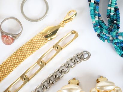 Set of costume jewelry in metal or gilded...