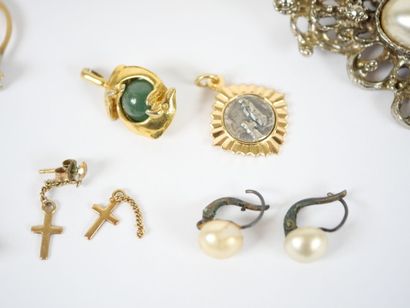 Costume jewelry set including :
- a necklace...