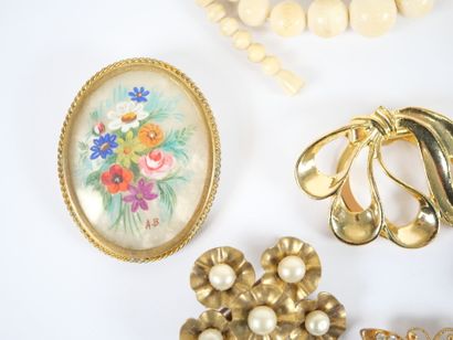 Costume jewelry set including: two silver...