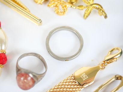 Set of costume jewelry in metal or gilded...