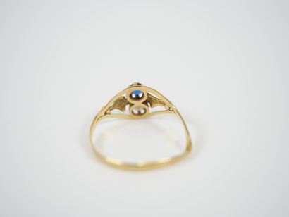 18K yellow gold ring with stylized foliage...