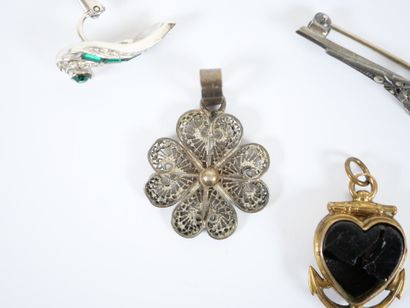 Costume jewelry set including: silver barrette...