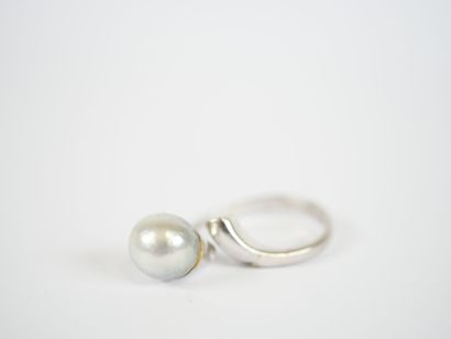 18K white gold open ring set with a gray...