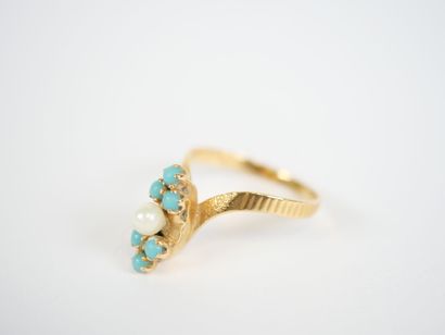 18K yellow gold ring centered on a cultured...