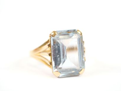 18K yellow gold ring centered with a large...