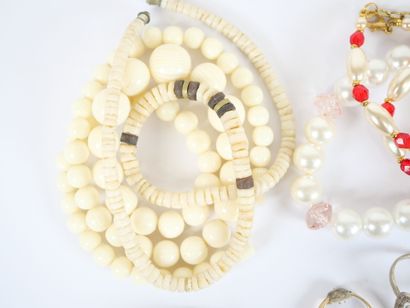 Set of costume jewelry in metal or gilded...
