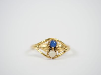18K yellow gold ring with stylized foliage...