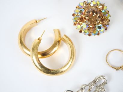 Costume jewelry set including :
- a necklace...