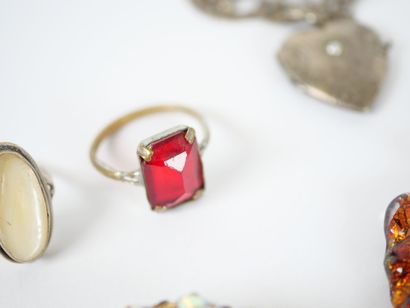 Costume jewelry set including :
- a necklace...